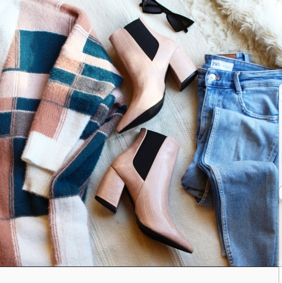 🚨END OF SUMMER SALE// Nude Croco print bootie - Picture 2 of 8